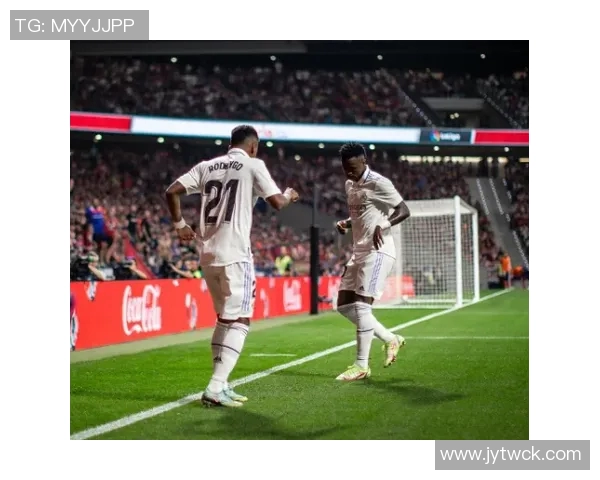 拉菲尼亚在社交媒体上向阿尔巴致敬感慨曾共战球场的荣耀时刻