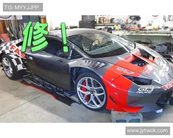 荷兰前国脚经历惊险四车连环撞击兰博基尼惨遭报废 荷兰前国脚经历惊险四车连环撞击兰博基尼惨遭报废