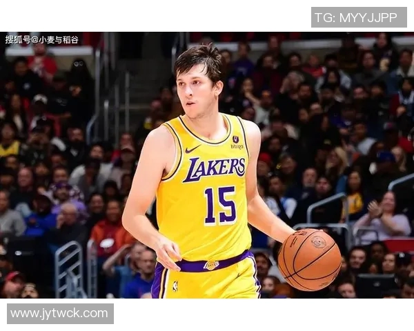 湖人训练场景曝光斯玛特紧逼八村里夫斯全力防守展现团队默契