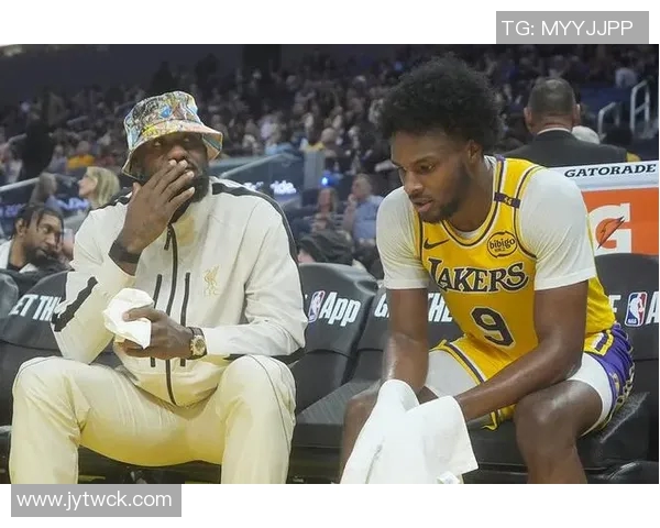 夸梅：布朗尼在主场比赛中表现得如同被车灯照射的迷茫鹿