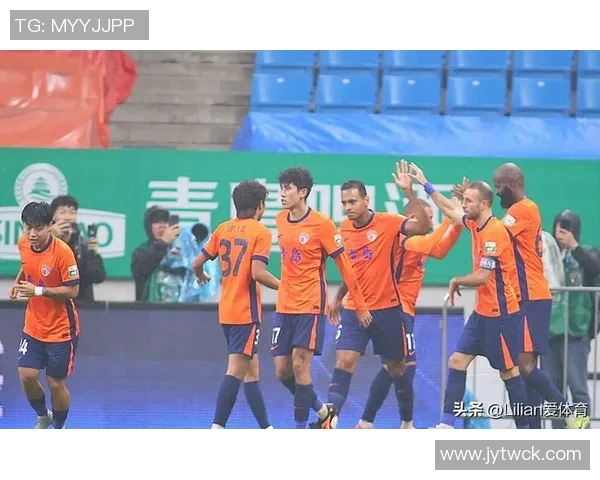 刘闻超带队海港在教学赛中以4-3逆转取胜莱昂纳多梅开二度助力球队 刘闻超带队海港在教学赛中以4-3逆转取胜莱昂纳多梅开二度助力球队