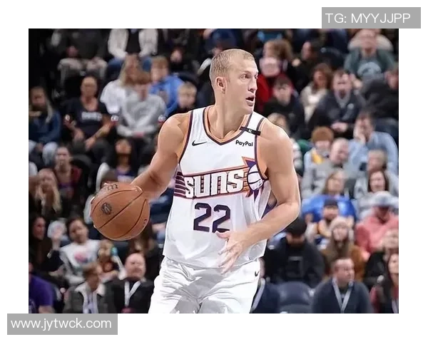 布克强势表现引领球队胜利19投10中斩获31分5篮板3助攻1抢断