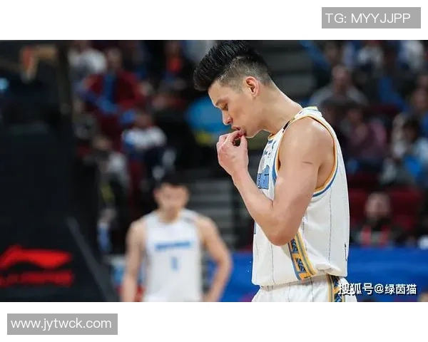 弗里曼防守丹尼斯三分时垫脚被判定为一级恶意犯规引发争议