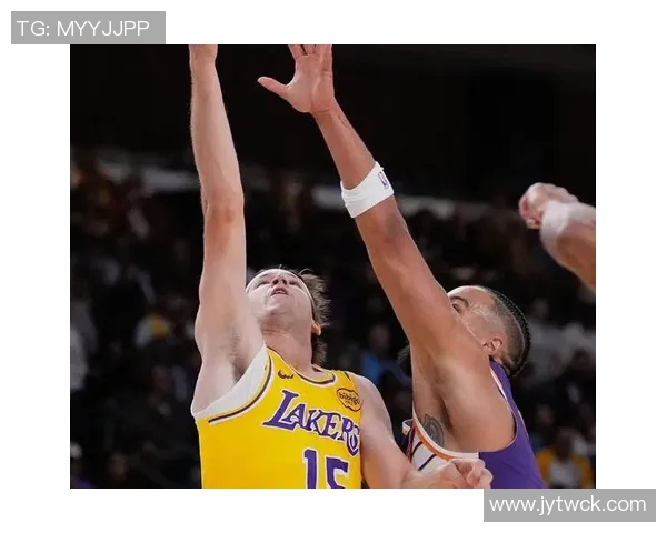 布克第三节强势回归5投4中砍下12分助力球队成功反超比分