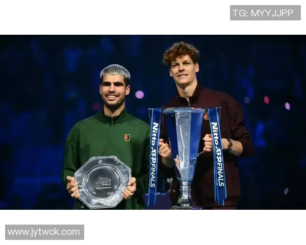 意大利国家队主帅斯帕莱蒂现场观赛ATP总决赛与冠军辛纳亲密合影