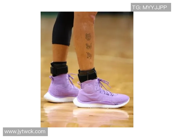 库里首次在比赛中穿李宁鞋标志着他与UA的正式告别 库里首次在比赛中穿李宁鞋标志着他与UA的正式告别