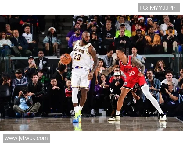 詹姆斯赞马克西谦逊每年共同训练备战新赛季