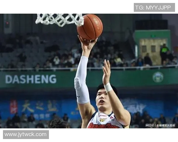 奎因下半场主动出击贡献14分16板12助教练鼓励我打得更具侵略性