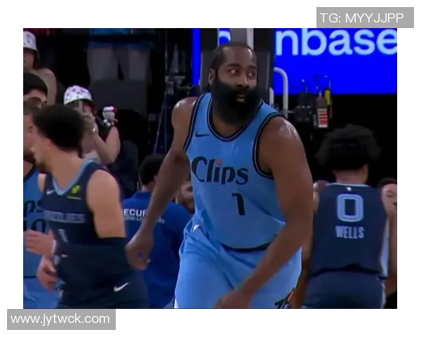 快船半场小幅领先灰熊哈登小卡联手发力助队取胜 快船半场小幅领先灰熊哈登小卡联手发力助队取胜