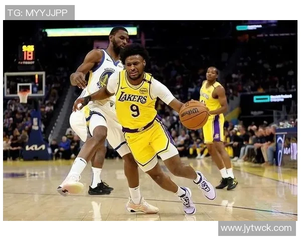 布朗尼左手变向转身后仰压哨命中展现丝滑小连招绝技