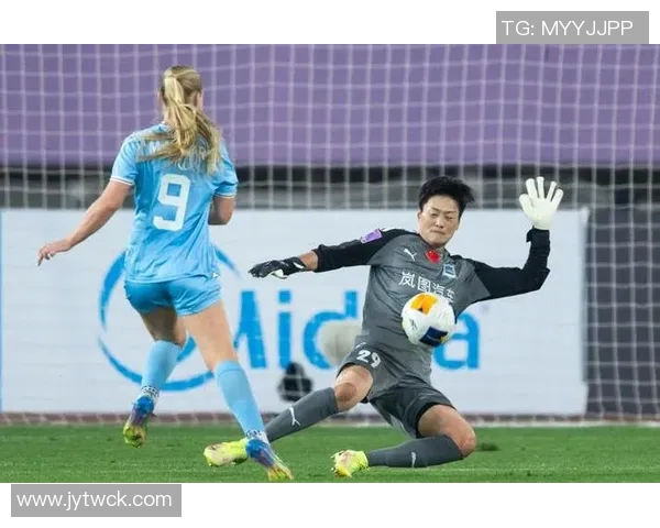 武汉女足上半场补时阶段失误被扳平浪费机会遭遇惩罚的教训