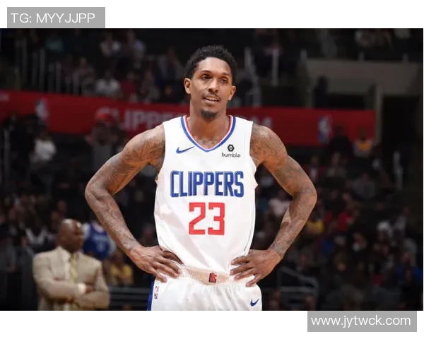 哈登强攻遭重击面部倒地快船紧急暂停比赛引发关注