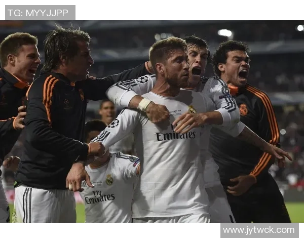 皇马球迷高举横幅抗议主席弗洛伦蒂诺接连失利引发的不满情绪