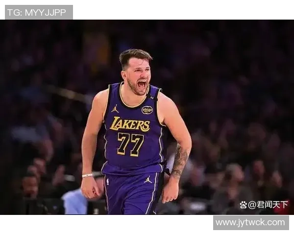 东契奇向里夫斯展示扭伤手指里夫斯惊呼难以置信的反应引发热议