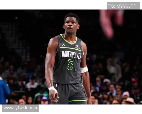 爱德华兹精彩突破拉杆换手上篮展现超强观赏性引发全场欢呼