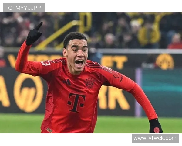 穆西亚拉亲临训练场为队友加油助威并热情签名回馈球迷