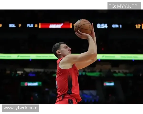 约维奇半场表现亮眼6投3中罚球全中贡献10分外加3篮板2助攻1盖帽