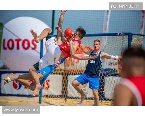 布克赞马卢阿奇表现出色积极拼搏与身体对抗令人印象深刻 布克赞马卢阿奇表现出色积极拼搏与身体对抗令人印象深刻